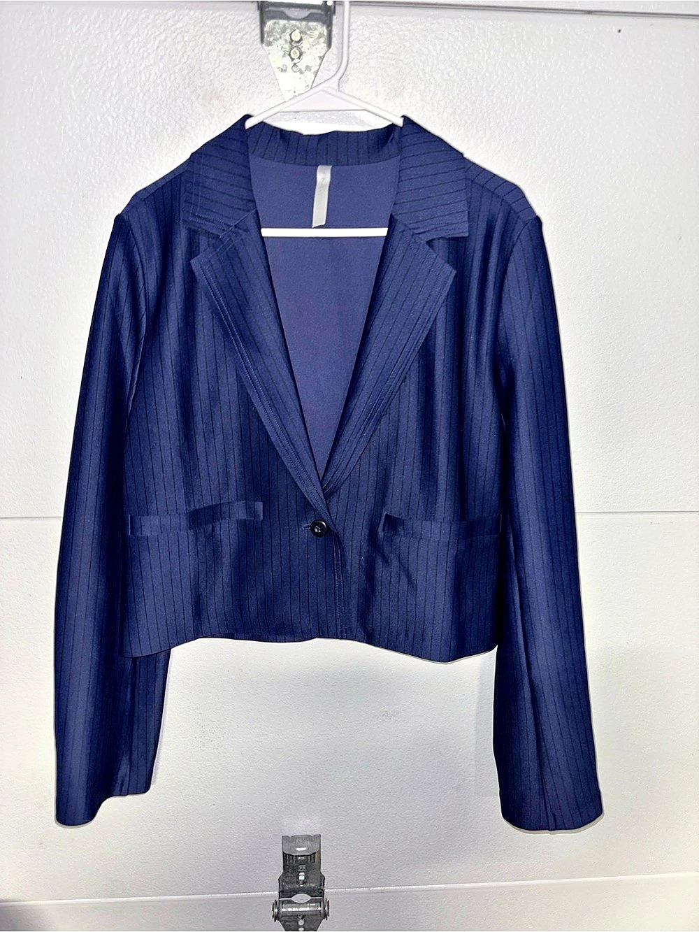 Luxe 360 Striped Cropped Blazer in Blue Size Large Like New